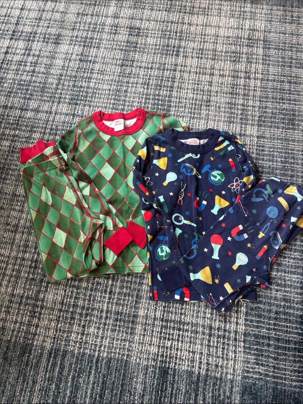 Hanna Andersson Kids Two-Pack Holiday Green Argyle and Navy Science Pajama Set